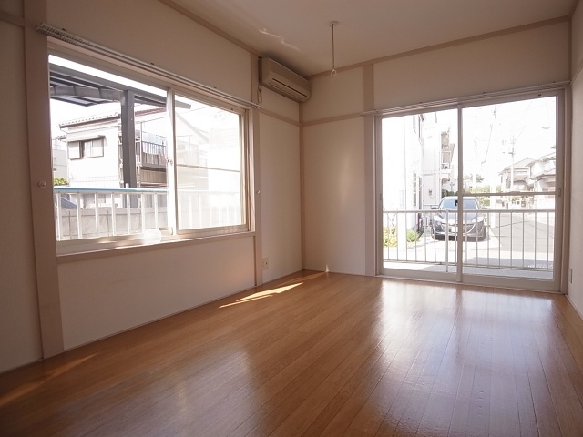 Living and room. Day is good. 