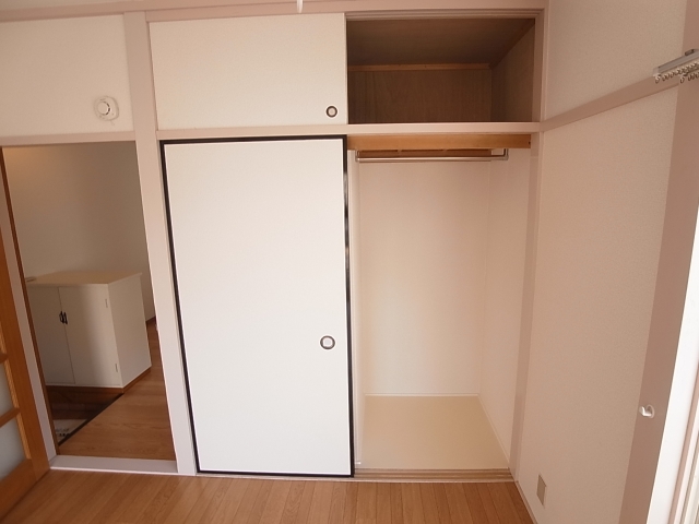 Receipt. Is a storage space large. 