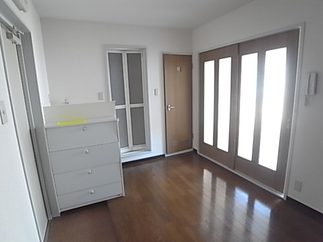 Other room space. Guests can relax in the open space