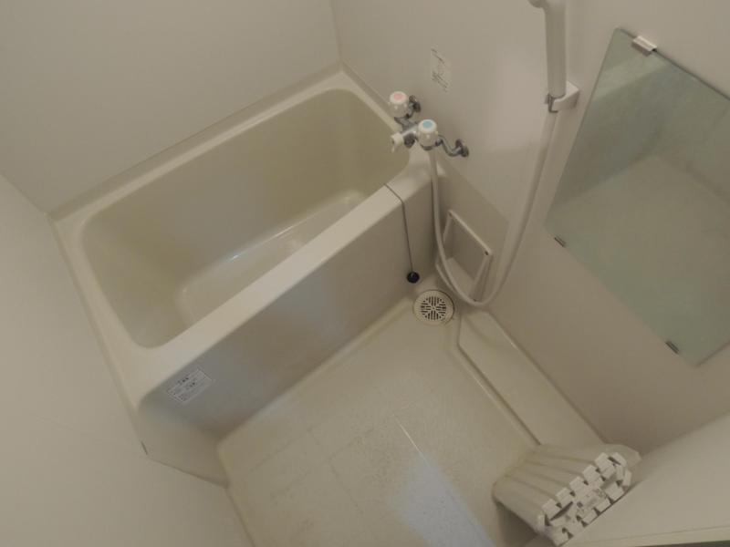 Bath. Clean bathroom. You can relax.