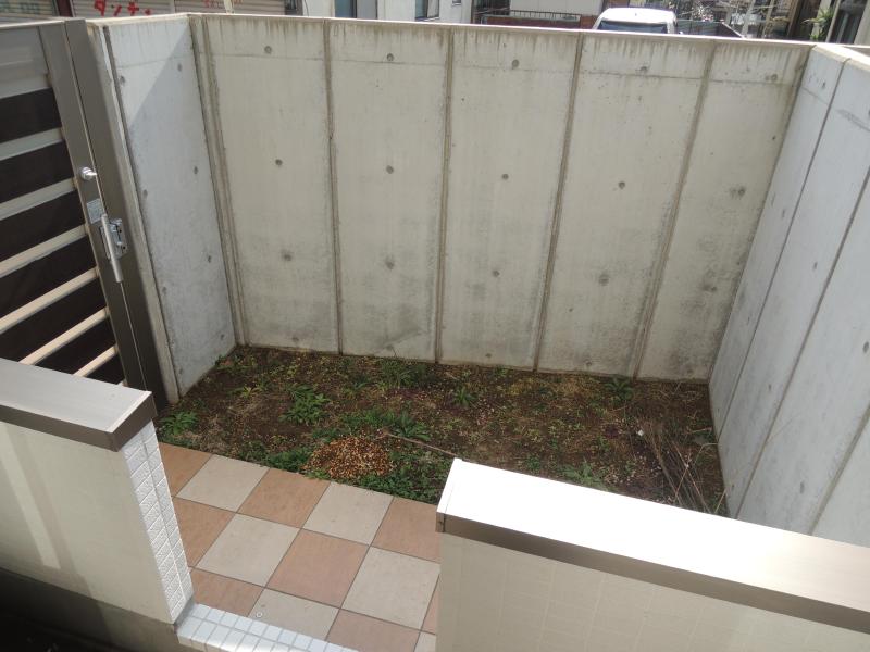 Garden. Terrace part is put bike, etc. Since the insert from outside.