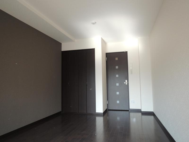 Living and room. Broad Western-style rooms are located near the 10 Pledge.