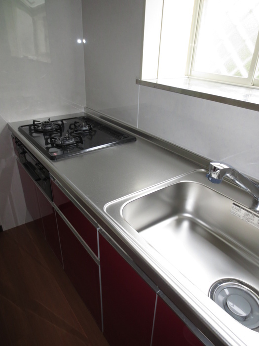 Kitchen. 3-burner stove new