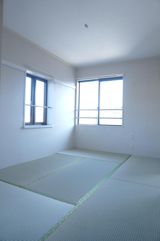 Other room space. Convenient for ventilation Since the Japanese-style room there is a window on two sides ☆  ☆