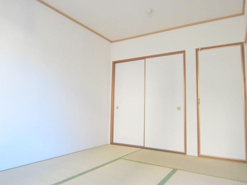 Other room space. Japanese-style room looks looks good in the bedroom.