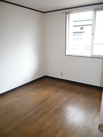 Living and room. It is also good in the luggage room ~