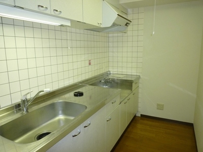 Kitchen. Typical photo. Easy-to-use kitchen is located housed in the up and down