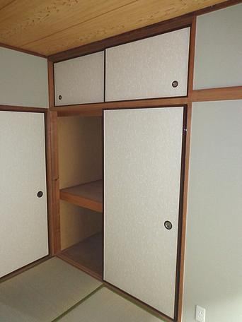 Receipt. Closet is. There is a storage capacity!