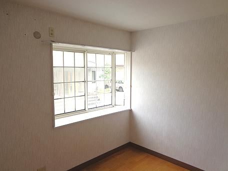 Living and room. There is a stylish bay windows.