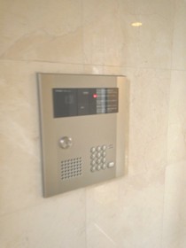 Entrance. With auto lock of peace of mind.