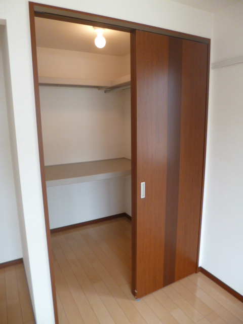 Receipt. Plenty of walk-in closet! !