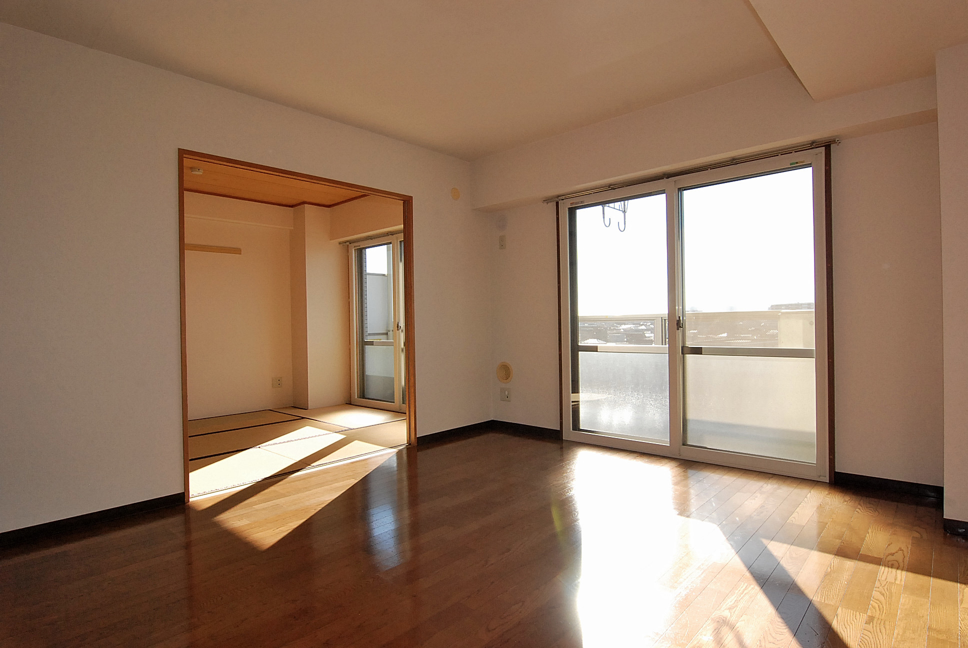 Living and room. Sunny It is living and Japanese-style room 6 quires.
