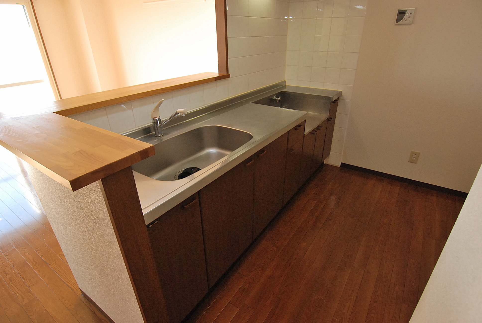 Kitchen. Face-to-face is the kitchen.