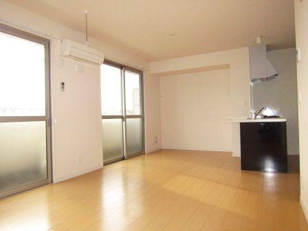 Living and room. One side balcony is also attractive! There is an indoor Dried Paul