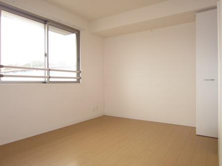 Other room space. Bright Western-style spacious 7.5 pledge in daylight from the window