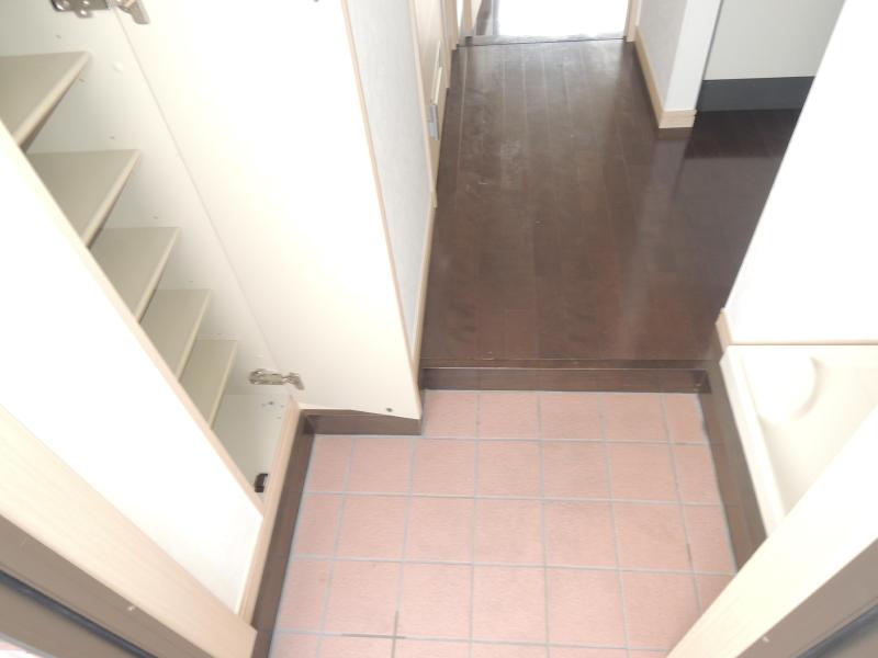 Entrance. Feet clean, shoes BOX