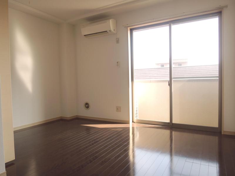 Living and room. Day is nice with a large window