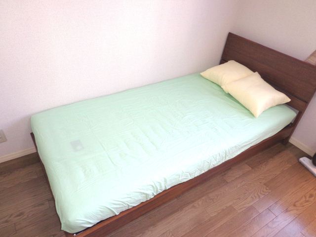 Living and room. It comes with bed