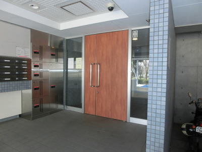 Entrance. Auto-lock equipped