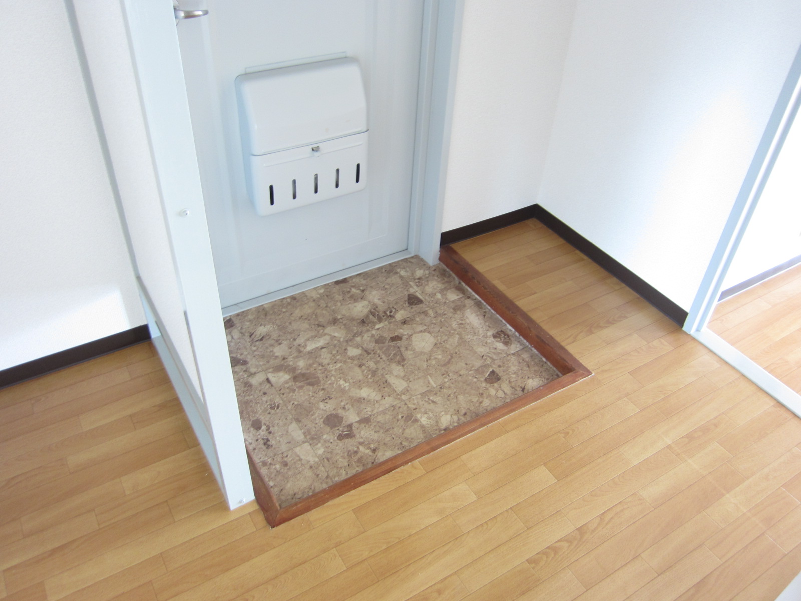 Entrance. Partition in front of the toilet!