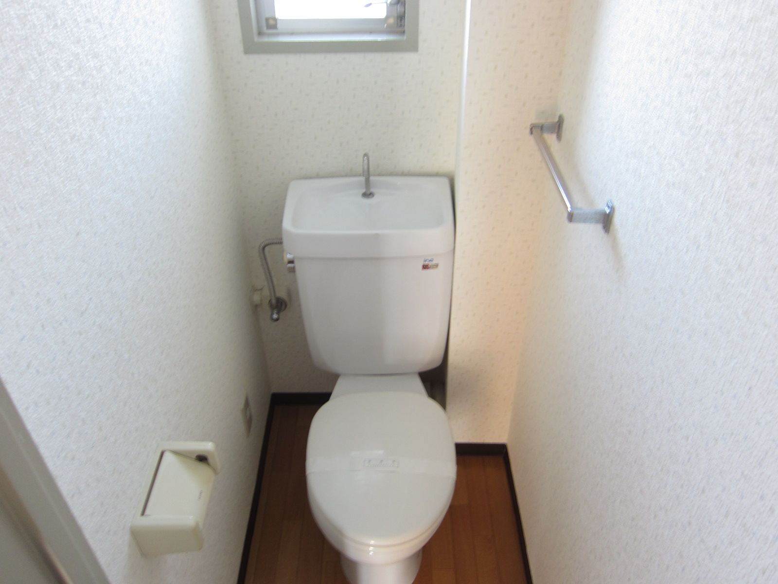 Toilet. Even ventilation in the small window OK