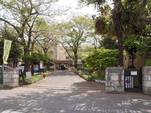 Junior high school. Hanamigawa 840m until the first junior high school