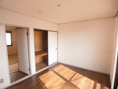 Living and room. Second floor of the Western-style. It contains the sunlight in the southwest-facing balcony over the.