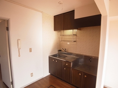 Kitchen. Kitchen part. There is storage space at the top and bottom of the workbench.