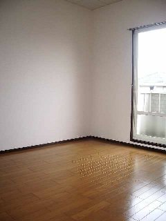 Living and room. It is spacious 7 tatami rooms.