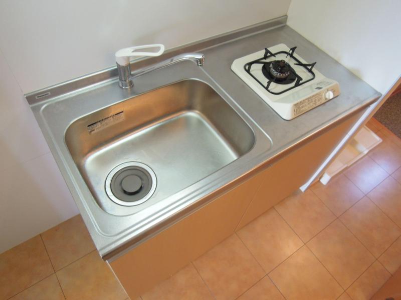 Kitchen. Complete with bite gas stove in the kitchen.