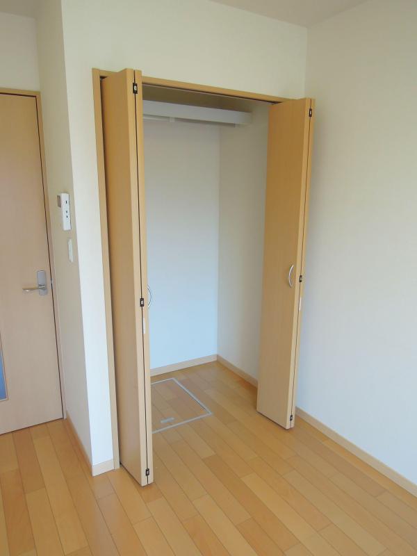 Receipt. Equipped with large storage. Also hung outerwear.