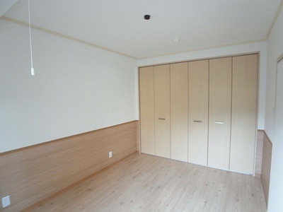 Living and room. About 6 Pledge of Western-style is, Wall-to-wall has become a closet.