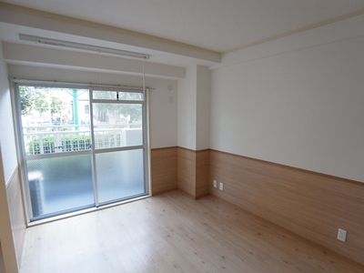 Living and room. Western-style facing the balcony. About 6 Pledge.