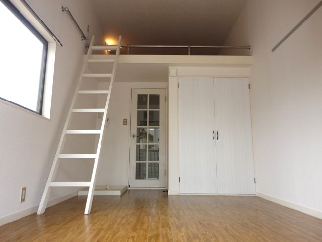 Living and room. It is a corner room