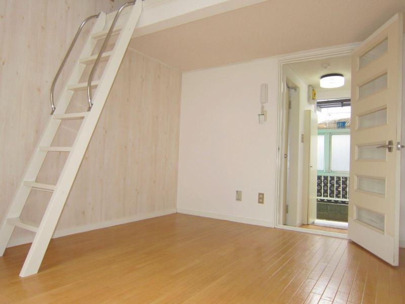 Living and room. Spacious Western-style 6 Pledge in clean rooms