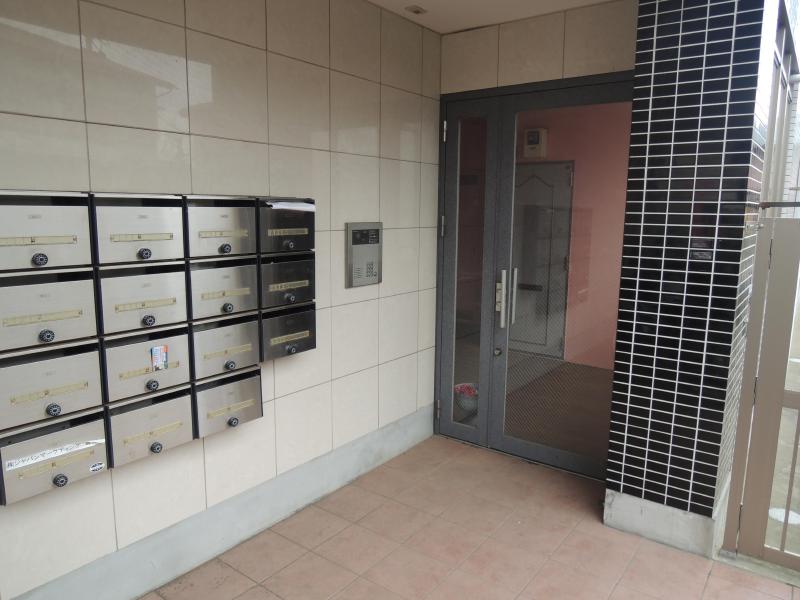 Security. Auto-lock equipped. Women worry.