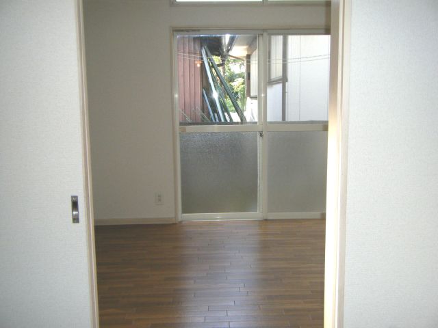 Living and room. It is the living room seen from the entrance.