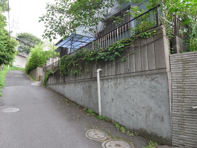 Local photos, including front road. A quiet residential area