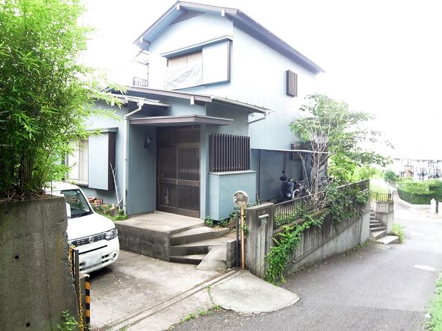 Local photos, including front road. Is a quiet living environment