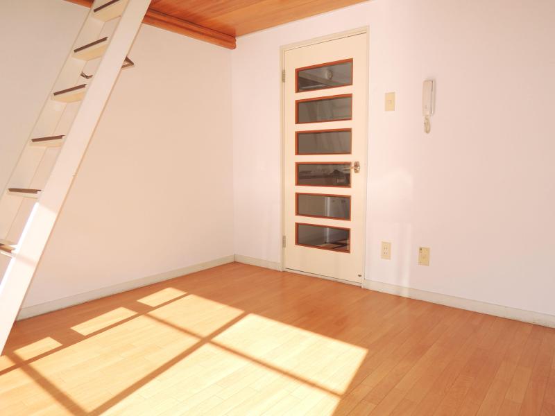 Other room space. Sobu Line "Makuhari-Hongō Station" a 3-minute walk of the station near!