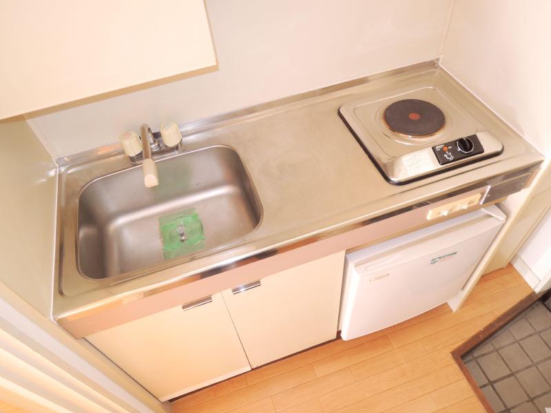 Kitchen. Dishes Ease mini-fridge in the spread of the kitchen!