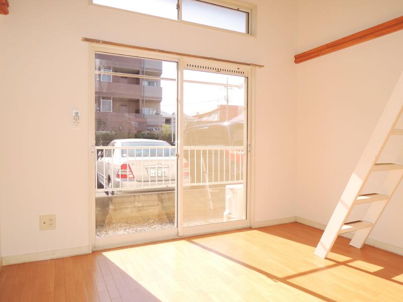 Living and room. please look! Per day!