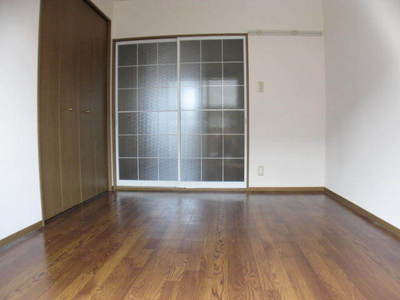 Living and room. It is the south side of the Western-style.