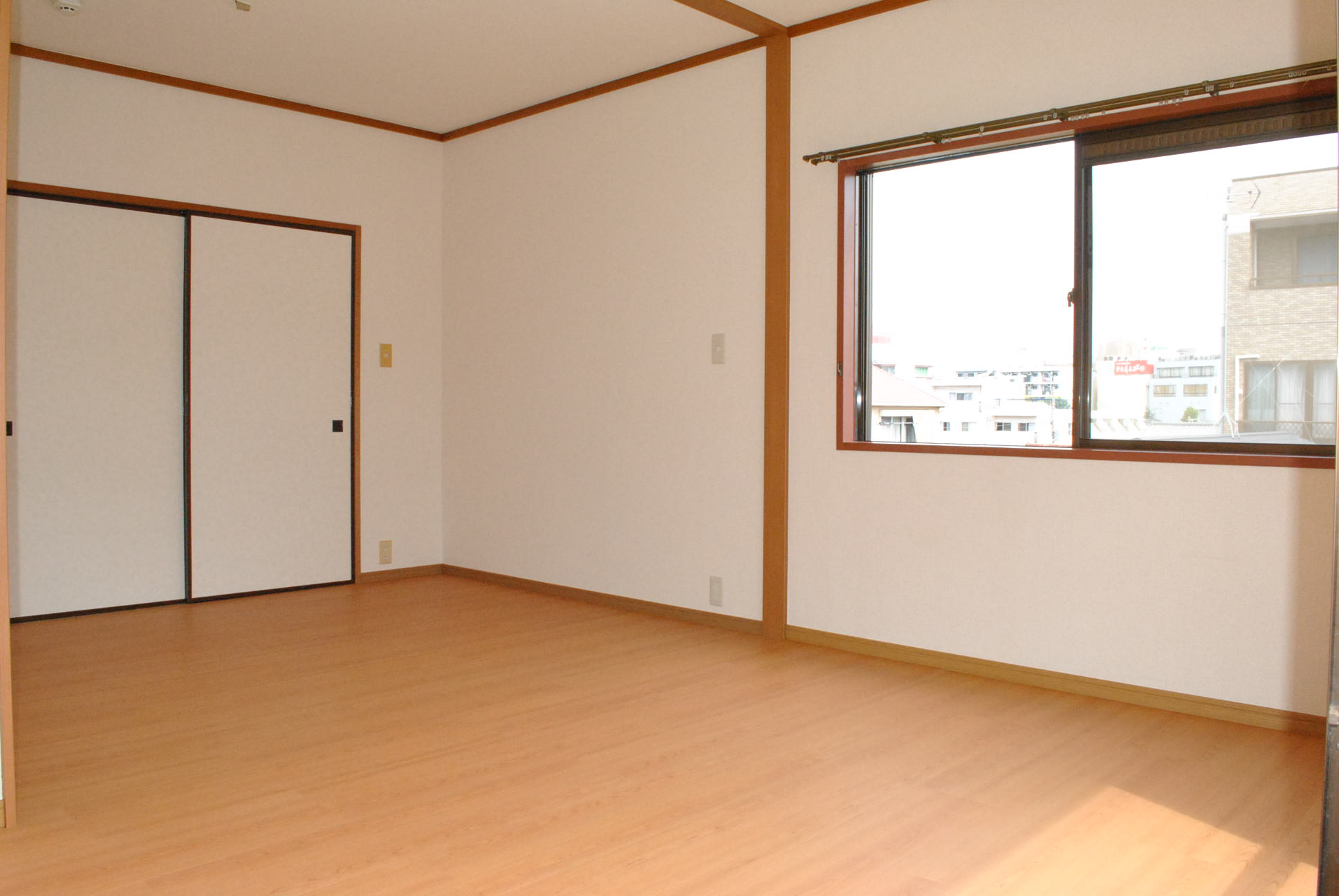 Living and room. Western-style 9 Pledge