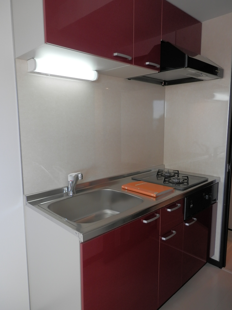 Kitchen. Easy-to-use two-burner stove