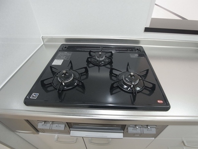 Kitchen. 3-neck gas stove ・ System kitchen with a grill