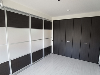 Living and room. About 6 Pledge of Western-style. How closed the border with the living-dining.