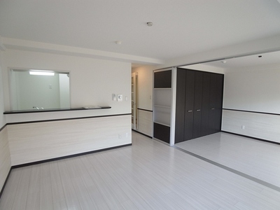 Living and room. When accommodating the boundary of the sliding door of a Western-style room and a living-dining in the large space.