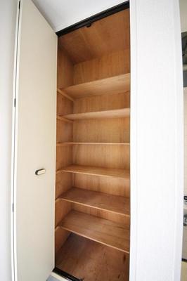 Entrance. Shoe box! !