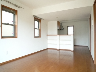 Living and room. Spacious living there about 16 Pledge.